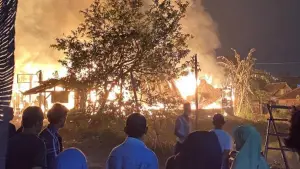 Kebakaran gudang papan di Sukasari Cisaat Kabupaten Sukabumi (Sumber: dok warga)