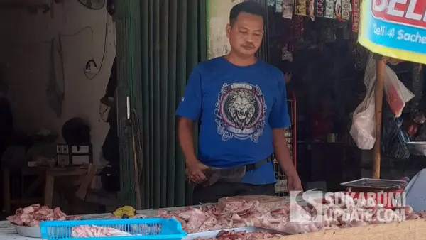 Pedagang daging ayam di Pasar Surade Kabupaten Sukabumi (Sumber: sukabumiupdate)