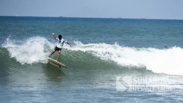 Peselancar saatsurfing di ombak pantai Cimaja, Kecamatan Cikakak, Kabupaten Sukabumi. (Sumber: Sukabumiupdate.com)