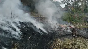Kebakaran lahan milik PT Niaga Sejahtera Plastik Industri (NSPI) di Kampung Setia Bakti, Desa Kompa, Kecamatan Parungkuda, Kabupaten Sukabumi, Selasa (11/8/2026). (Sumber : Istimewa.)