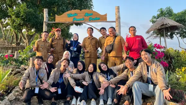 Mahasiswa KKM STKIP Bina Mutiara saat berfoto di wisata alam Puncak Pantun. (Sumber: Istimewa)