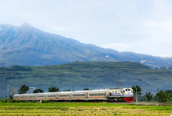 Jalur kereta api paling indah di Indonesia yang wajib dicoba untuk pengalaman wisata yang beda, unik, dan berkesan. (Sumber : Instagram/@kai121)
