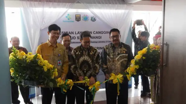 Menteri Kesehatan RI Budi Gunadi Sadikin bersama Bupati Sukabumi Asep Japar saat meresmikan layanan canggih RSUD Sekarwangi. (Sumber Foto: Diskominfosan Kab. Sukabumi)