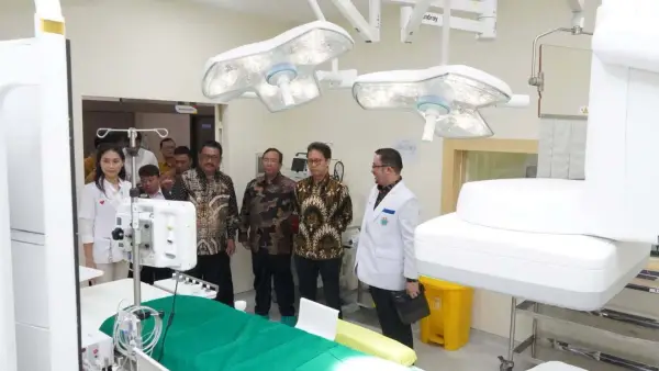 Menteri Kesehatan RI Budi Gunadi Sadikin didampingi Bupati Sukabumi Asep Japar dan jajaran meninjau fasilitas Cathlab di RSUD Sekarwangi, Cibadak, Rabu (12/8/2026). (Sumber Foto: Diskominfosan Kab. Sukabumi)