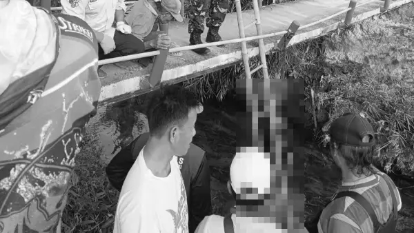 Warga dan petugas evakuasi mayat pria yang tergantung di jembatan cilubang Cidolog Sukabumi (Sumber: dok warga)