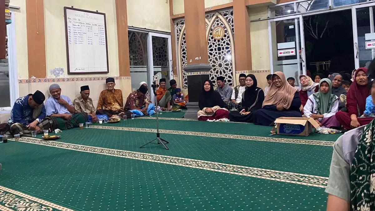 Warga Kampung Cilawang mengikuti kegiatan santunan anak yatim yang digelar mahasiswa KKN LPCR F-PCM Jampangtengah UMMI bersama PCM dan KL Lazismu Jampangtengah.