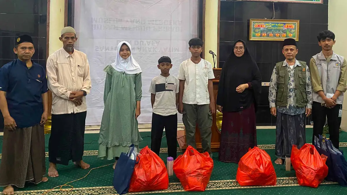 Mahasiswa KKN LPCR F-PCM Jampangtengah UMMI berfoto bersama anak-anak yatim, pengurus PCM Jampangtengah, dan KL Lazismu Jampangtengah usai kegiatan santunan.