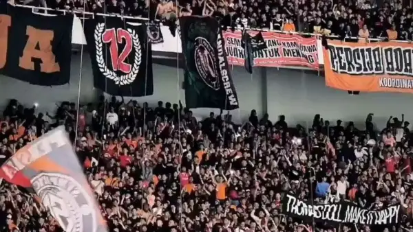 Laga persija vs persib bandung diperbolehkan tanpa pendukung tuan rumah. (Sumber: Pinterest)