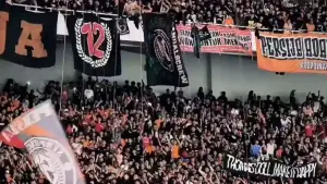 Laga persija vs persib bandung diperbolehkan tanpa pendukung tuan rumah. (Sumber: Pinterest)