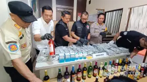 Polres Sukabumi rilis pengungkapan ribuan botol miras dan pita cukai miras di Cicantayan (Sumber: sukabumiupdate)