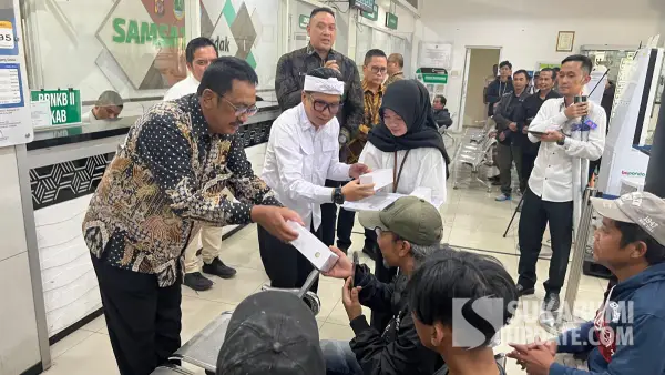 Bupati Sukabumi Asep Japar saat meninjau pelayanan wajib pajak di Kantor Samsat Cibadak, Kecamatan Cibadak, Rabu (12/8/2026). (Sumber: sukabumiupdate)