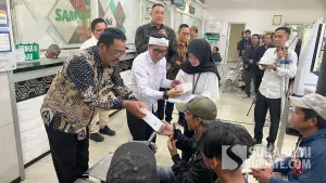 Bupati Sukabumi Asep Japar saat meninjau pelayanan wajib pajak di Kantor Samsat Cibadak, Kecamatan Cibadak, Rabu (12/8/2026). (Sumber: sukabumiupdate)