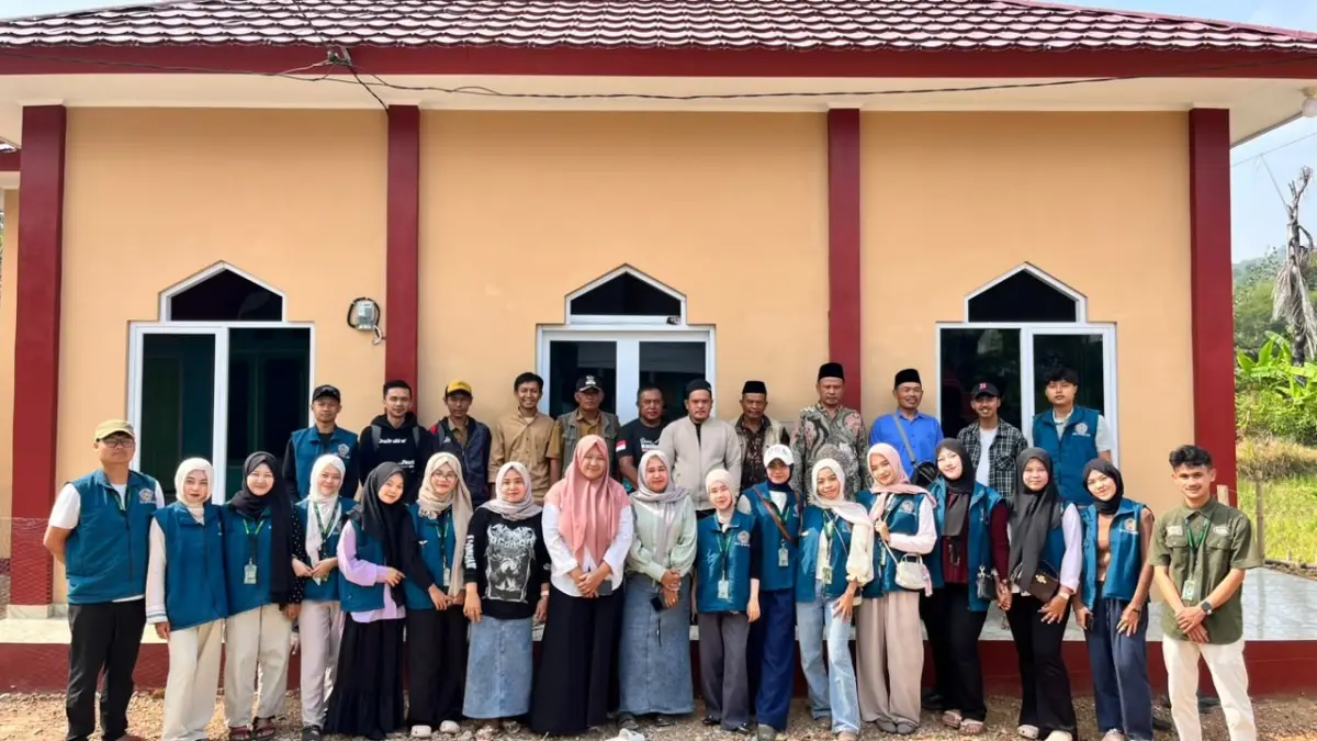 Mahasiswa KKN Kelompok 15 UMMI berfoto bersama perangkat desa, pengurus BUMDes, dan kelompok peternak usai menggelar Workshop. | Foto: Dok. KKN UMMI