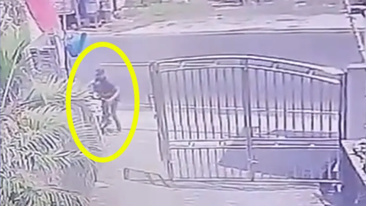 Terekam CCTV! Motor Kurir dan Paket Siap Kirim Digondol Maling di Parungkuda Sukabumi