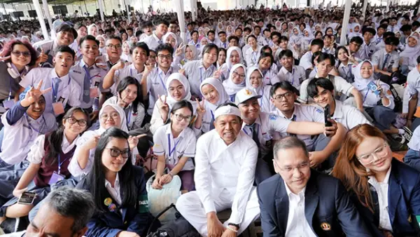 Gubernur Jawa Barat Dedi Mulyadi saat bertemu Mahasiswa Baru Universitas Padjadjaran Tahun Akademik 2026/2027 di Stadion Jati Padjadjaran, Unpad Kampus Jatinangor, pada Senin (10/8/2026). (Sumber : Humas Jabar)
