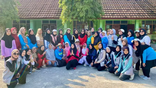 Mahasiswa KKN UMMI saat berfoto bersama ibu-ibu peserta senam di Jampangtengah, Kabupaten Sukabumi. (Sumber: Istimewa)
