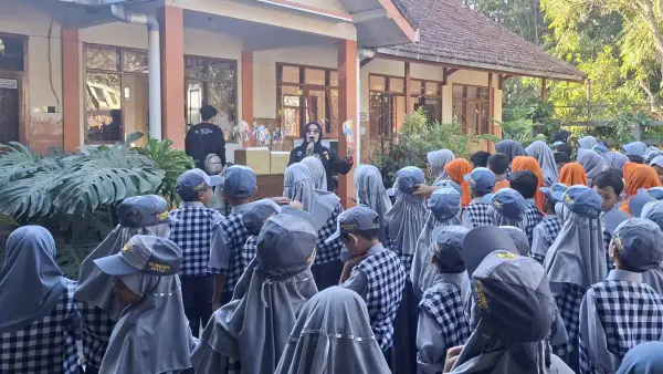 Mahasiswa KKN MAs Kelompok 87 dari UMMI, Nadira Permata Sandi, memperkenalkan Wayang Sukuraga kepada siswa SD Negeri Gunungsari 01 Kota Batu. (Sumber Foto: Istimewa)