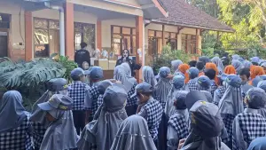 Mahasiswa KKN MAs Kelompok 87 dari UMMI, Nadira Permata Sandi, memperkenalkan Wayang Sukuraga kepada siswa SD Negeri Gunungsari 01 Kota Batu. (Sumber Foto: Istimewa)