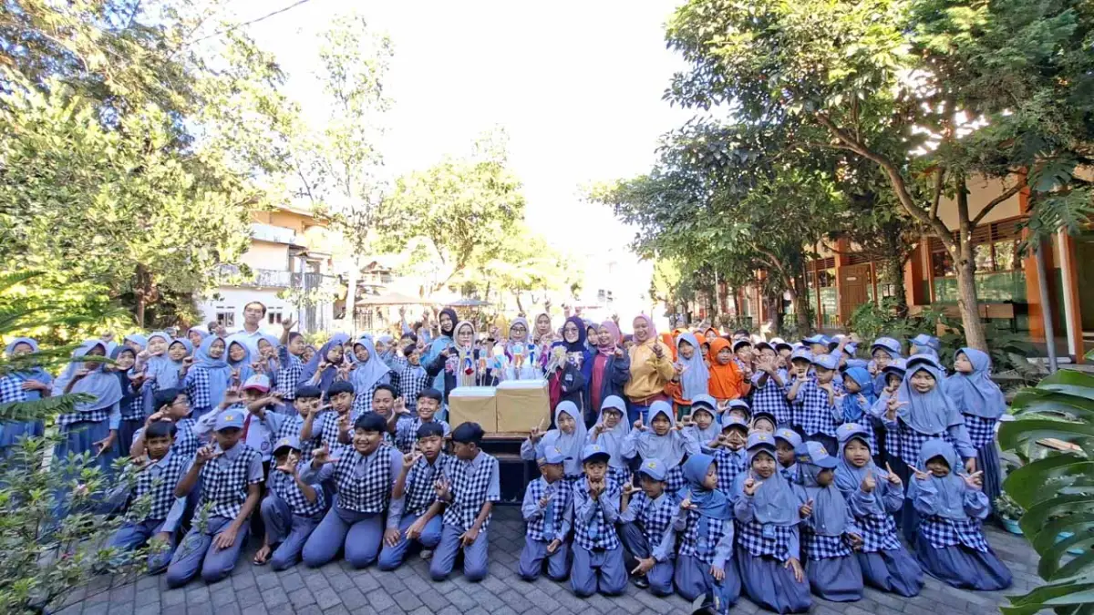 Mahasiswa KKN MAs Kelompok 87 bersama guru dan siswa SD Negeri Gunungsari 01 Kota Batu berfoto usai kegiatan edukasi anti-bullying menggunakan media Wayang Sukuraga.