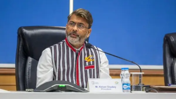 Kalysan Chaubey selaku Presiden Federasi Sepak Bola India (AIFF) tengah memimpin rapat. (Sumber: web/the-aiff.com)