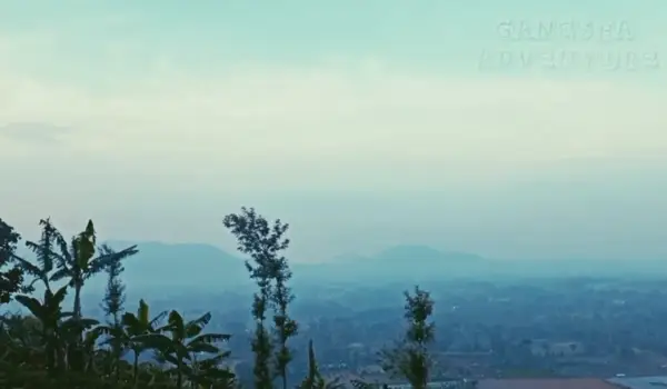 Pemandangan dari atas Bukit Pemancar Pasir Pogor, Sukalarang, Sukabumi (Sumber : Tangkapan layar YouTube/Ganesha Adventure)