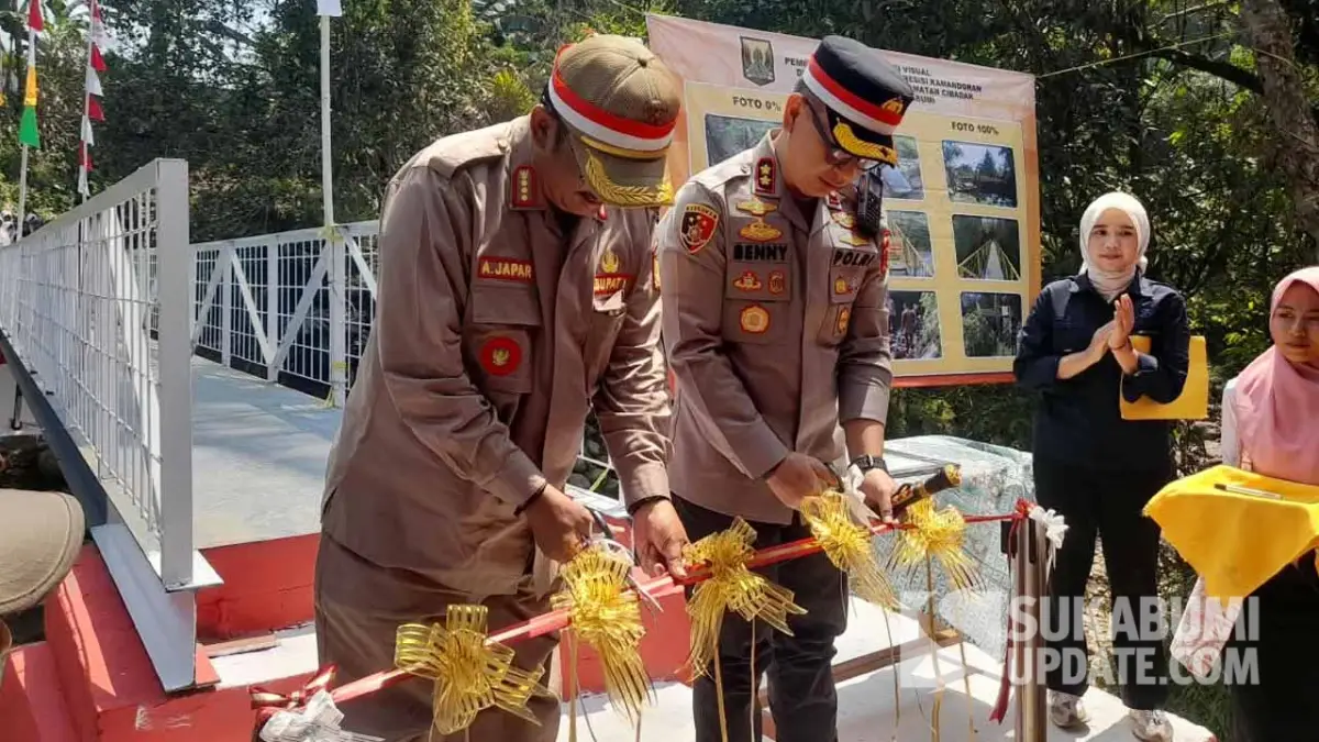 Bupati Sukabumi Asep Japar bersama Kapolres Sukabumi AKBP Benny Cahyadi melakukan pengguntingan pita saat meresmikan Jembatan Presisi Kamandoran.