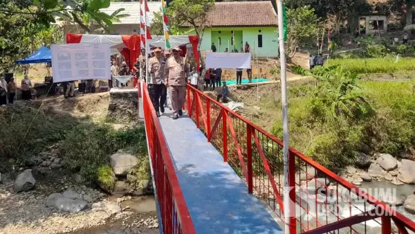 Bupati Sukabumi Asep Japar dan Kapolres Sukabumi AKBP Benny Cahyadi meninjau langsung Jembatan Presisi Kamandoran sebelum peresmian. (Sumber Foto: SU/Ibnu)