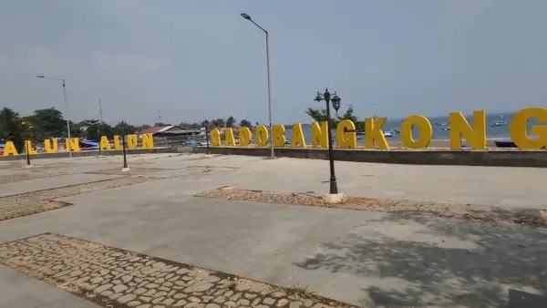 Landmark Alun-alun Gadobangkong di Palabuhanratu Sukabumi kini menggunakan material beton menggantikan akrilik. (Sumber Foto: Wisata Palabuhanratu)