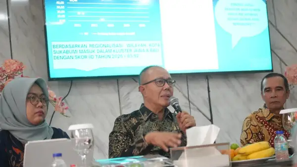 Wali Kota Sukabumi, Ayep Zaki saat Bimbingan Teknis dan Evaluasi Progres Pelaporan Inovasi Daerah pada Innovative Government Award (IGA) Tahun 2026 di Ruang Rapat Bappeda Kota Sukabumi, Kamis (13/8/2026). (Sumber: Dokpim)