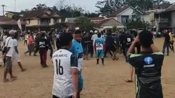 Tangkapan layar kericuhan pecah saat pertandingan sepak bola antardesa di kecamatan Pabuaran, Sukabumi. (Sumber: Istimewa)