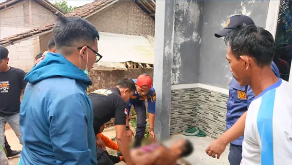 Petugas gabungan bersama warga mengamankan seorang pria berinisial H yang mengamuk di Kampung Babakan Sari, Desa Sekarwangi, Kecamatan Cibadak, Kabupaten Sukabumi, Kamis (13/8/2026). (Sumber : Istimewa.)
