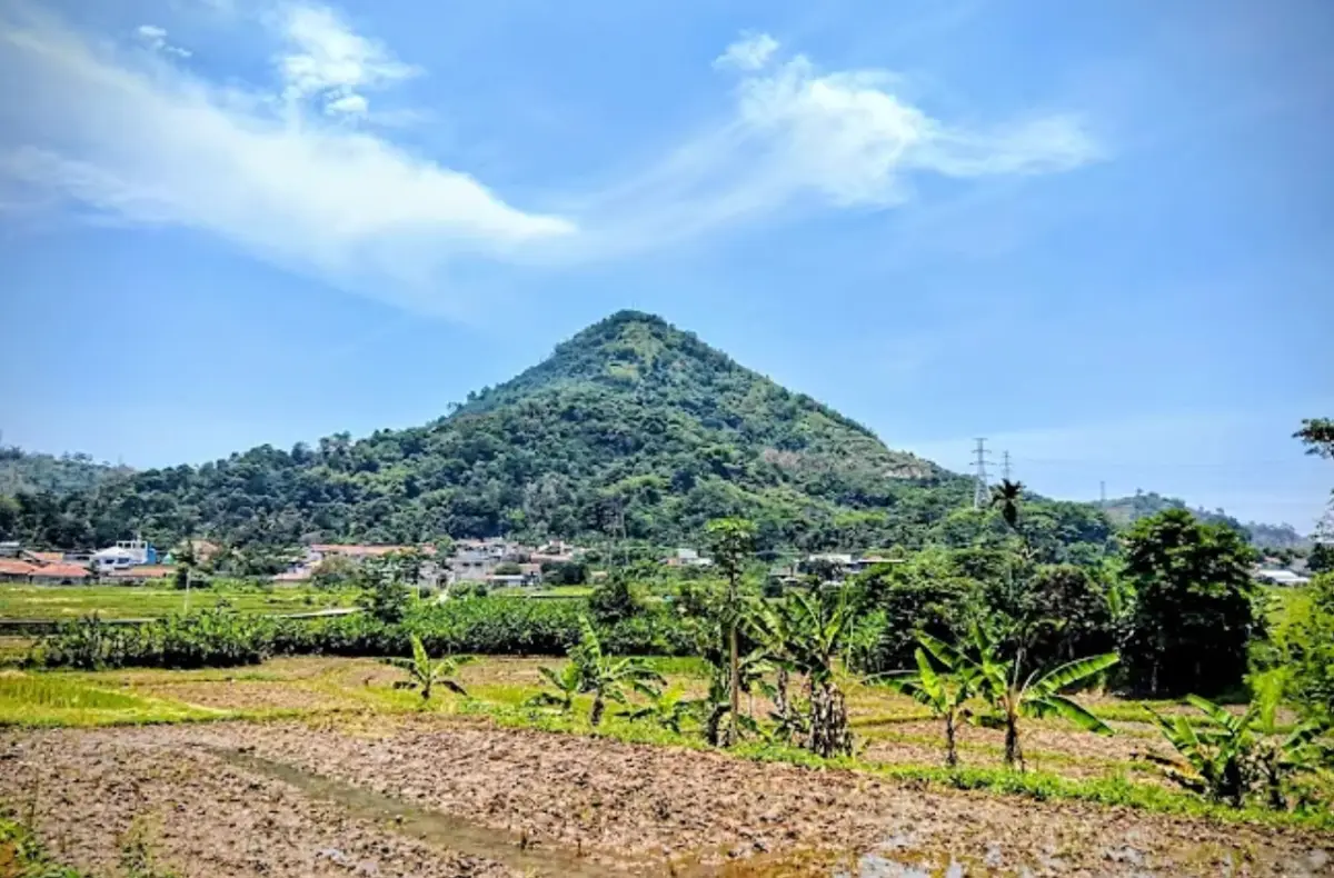 Gunung Lalakon, Pesona Bukit Piramida di Selatan Bandung dengan Panorama Waduk Saguling