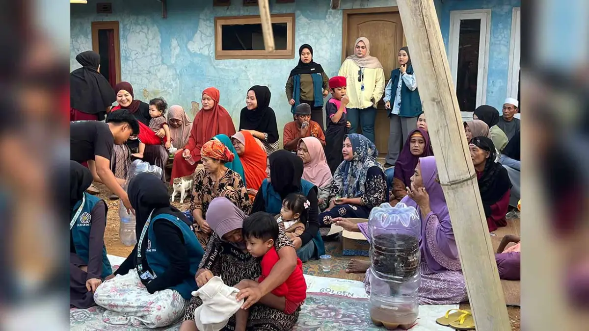 Antusiasme warga Dusun Puncak Kandang, Desa Lembursawah, Kecamatan Pabuaran saat mengikuti Workshop Pembuatan Pupuk Organik Cair (POC) dari limbah rumah tangga yang digelar Tim KKN Reguler Kelompok 14 UMMI.