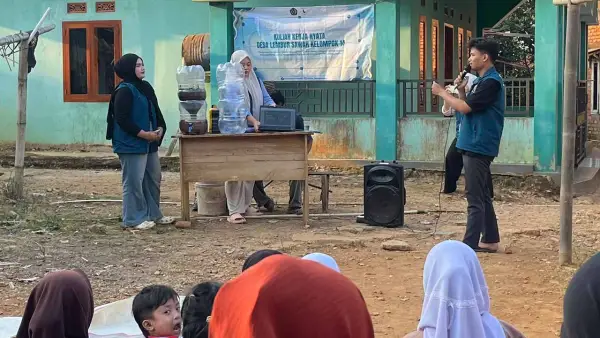 Tim KKN Reguler Kelompok 14 UMMI memberikan pemaparan materi dan praktik pembuatan pupuk organik cair (POC) kepada warga Dusun Puncak Kandang, Desa Lembursawah, Kecamatan Pabuaran, Kabupaten Sukabumi. (Sumber Foto: Dok. KKN UMMI)