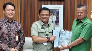 Kadispar Ali Iskandar didampingi Kabid PSDM Ekraf saat bertemu dengan Anggota DPR RI Mulyadi. (Sumber Foto: Dok. Dispar)