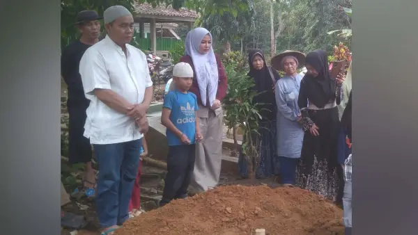 Diselimuti duka, Mutia Ayu hadir mengantarkan sang nenek ke tempat peristirahatan terakhir di TPU Ciranji, Desa Ciracap, Kabupaten Sukabumi, Jumat (14/8/2026). (Sumber Foto: Istimewa)