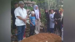 Diselimuti duka, Mutia Ayu hadir mengantarkan sang nenek ke tempat peristirahatan terakhir di TPU Ciranji, Desa Ciracap, Kabupaten Sukabumi, Jumat (14/8/2026). (Sumber Foto: Istimewa)