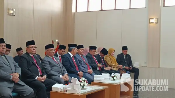 Kepala DPMPTSP Kabupaten Sukabumi Dede Rukaya menghadiri Rapat Paripurna DPRD dalam rangka mendengarkan Pidato Kenegaraan Presiden Prabowo Subianto sekaligus menyambut HUT ke-81 Kemerdekaan RI. | Foto: SU/Ilyas Supendi