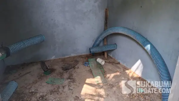 Penampakan selang HDPE tanpa mesin pompa di dalam bangunan IRPOM di Desa Buniwangi, Kecamatan Surade, Kabupaten Sukabumi. (Sumber: SU/Ragil Gilang)