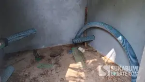 Penampakan selang HDPE tanpa mesin pompa di dalam bangunan IRPOM di Desa Buniwangi, Kecamatan Surade, Kabupaten Sukabumi. (Sumber: SU/Ragil Gilang)