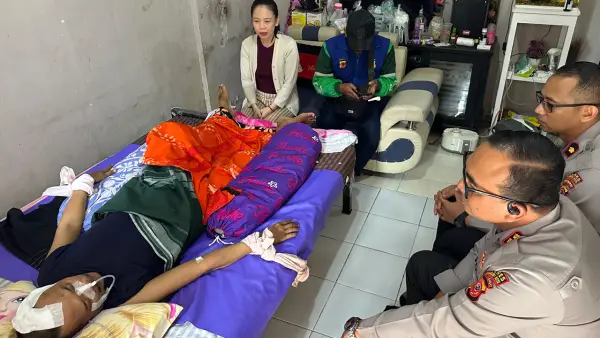 Kapolres Sukabumi Kota saat menjenguk Driver ojol di sukabumi yang mengalami masa sulit. (Sumber: Istimewa)