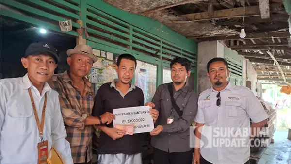 Sodikin warga Kampung Ciherang, Desa Buniwangi, Kecamatan Surade, Kabupaten Sukabumi, saat menerima bantuan dari  Kemensos RI. (Sumber : SU/Ragil Gilang)