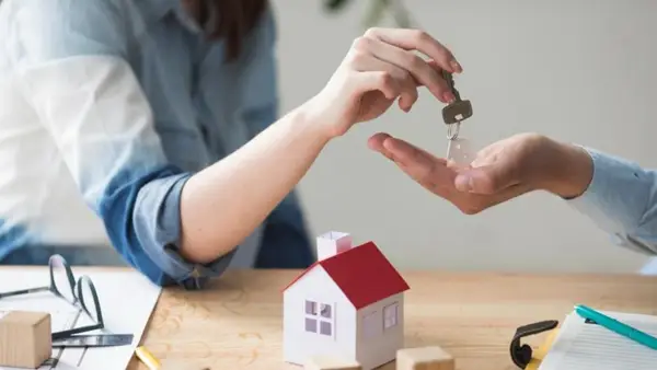 Ilustrasi dugaan penipuan dalam transaksi jual beli rumah. (Sumber: Freepik)