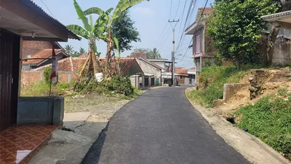 Pengaspalan ruas jalan Pangkalan-Cisaat, Kecamatan Cicurug, Kabupaten Sukabumi. (Sumber : Dinas PU)