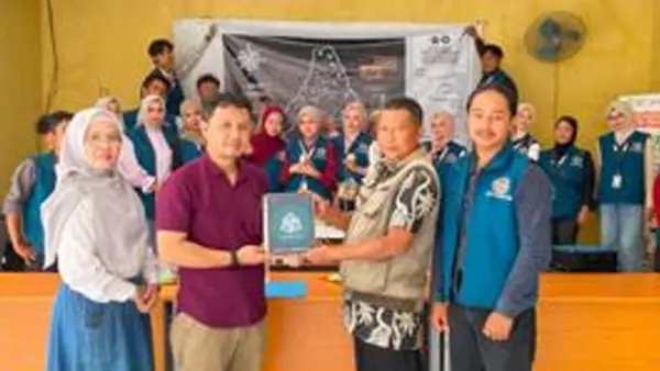 Penyerahan Website, Logo, dan Peta Desa untuk Hegarmulya oleh Mahasiswa KKN UMMI. (Sumber: Istimewa)