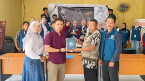 Penyerahan Website, Logo, dan Peta Desa untuk Hegarmulya oleh Mahasiswa KKN UMMI. (Sumber : Istimewa)