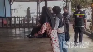 Petugas Dinkes cek kondisi para santri yang mengalami gejala keracunan di Cikundul Sukabumi (Sumber: sukabumiupdate)