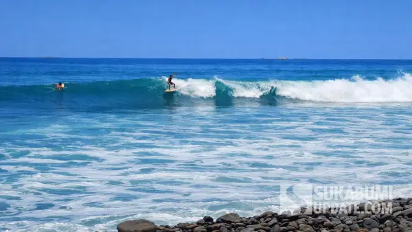Surfing Competition Open Professional 2026 digelar selama tiga hari, 15-17 Agustus 2026, di kawasan Pantai Cimaja. (Sumber: sukabumiupdate)