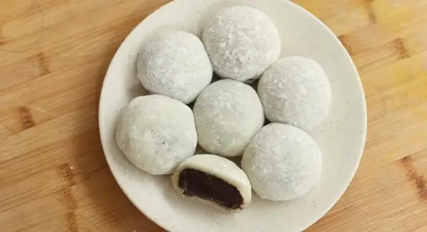 Resep Mochi Jepang Isi Coklat, Ide Dessert Akhir Pekan yang Manis dan Kenyal (Sumber : Youtube | Devina Hermawan)