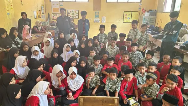 Mahasiswa KKN UMMI 04 Cidadap saat memberikan edukasi bahaya Bullying. (Sumber: Istimewa)
